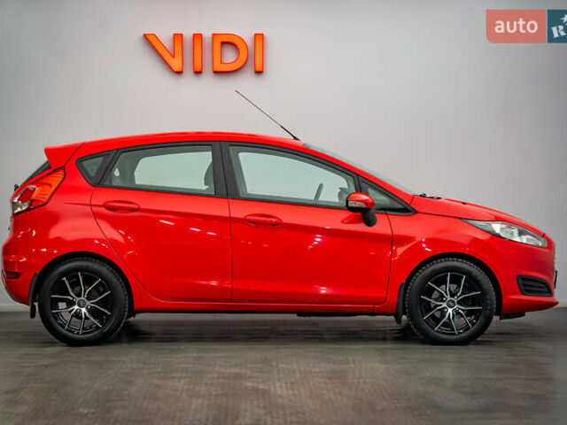 Красный Форд Фиеста, объемом двигателя 1 л и пробегом 100 тыс. км за 6995 $, фото 3 на Automoto.ua