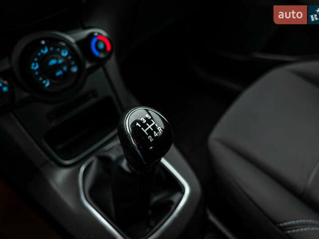 Красный Форд Фиеста, объемом двигателя 1 л и пробегом 100 тыс. км за 6995 $, фото 15 на Automoto.ua