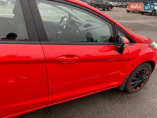 Красный Форд Фиеста, объемом двигателя 1 л и пробегом 137 тыс. км за 7700 $, фото 4 на Automoto.ua
