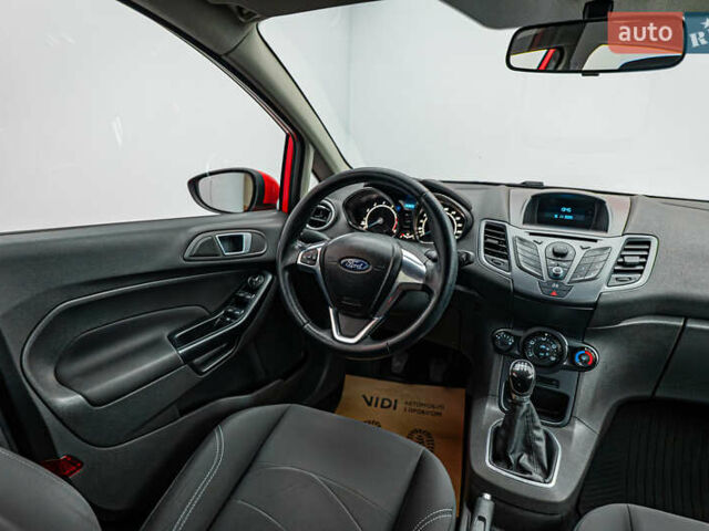 Красный Форд Фиеста, объемом двигателя 1 л и пробегом 100 тыс. км за 6995 $, фото 10 на Automoto.ua