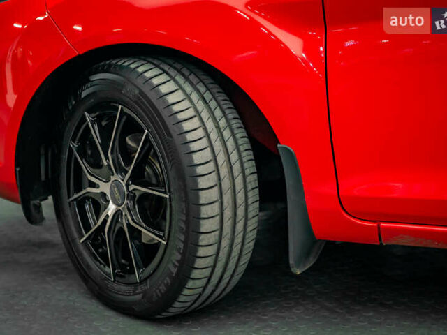 Красный Форд Фиеста, объемом двигателя 1 л и пробегом 100 тыс. км за 6995 $, фото 7 на Automoto.ua