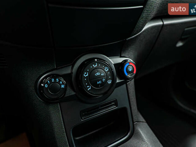 Красный Форд Фиеста, объемом двигателя 1 л и пробегом 100 тыс. км за 6995 $, фото 14 на Automoto.ua