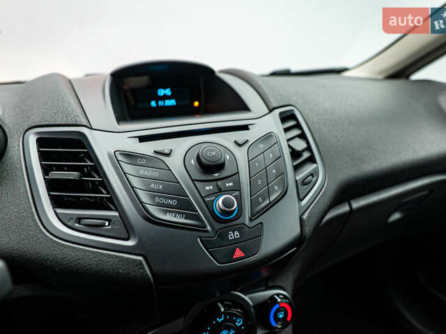 Красный Форд Фиеста, объемом двигателя 1 л и пробегом 100 тыс. км за 6995 $, фото 13 на Automoto.ua