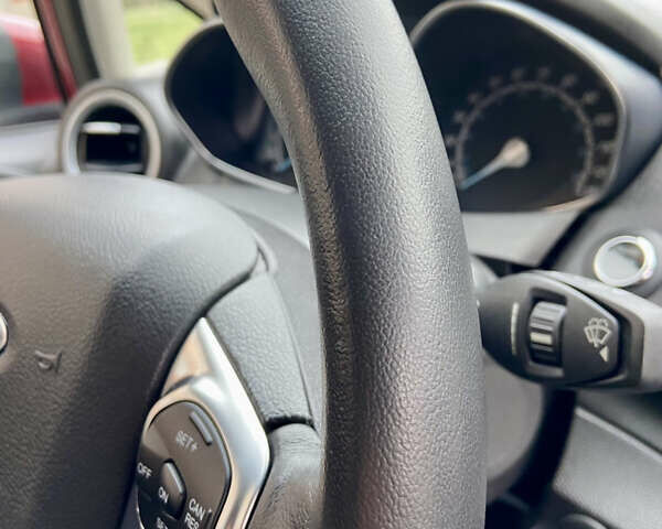 Червоний Форд Фієста, об'ємом двигуна 1.6 л та пробігом 7 тис. км за 9150 $, фото 66 на Automoto.ua