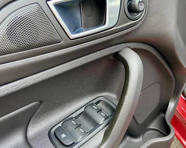 Червоний Форд Фієста, об'ємом двигуна 1.6 л та пробігом 7 тис. км за 9150 $, фото 40 на Automoto.ua