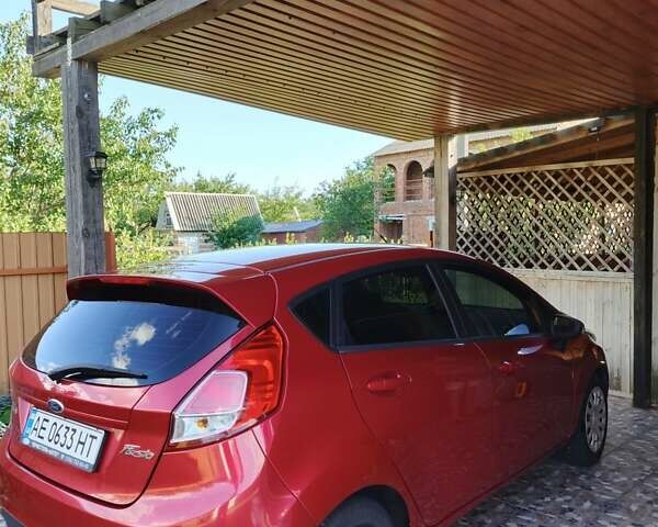 Красный Форд Фиеста, объемом двигателя 1 л и пробегом 68 тыс. км за 7500 $, фото 4 на Automoto.ua