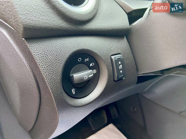 Червоний Форд Фієста, об'ємом двигуна 1.6 л та пробігом 7 тис. км за 9150 $, фото 46 на Automoto.ua