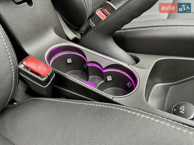 Червоний Форд Фієста, об'ємом двигуна 1.6 л та пробігом 7 тис. км за 9150 $, фото 86 на Automoto.ua