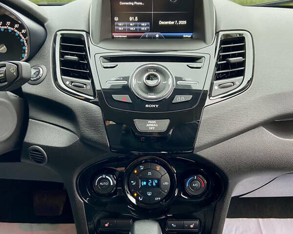 Червоний Форд Фієста, об'ємом двигуна 1.6 л та пробігом 7 тис. км за 9150 $, фото 71 на Automoto.ua