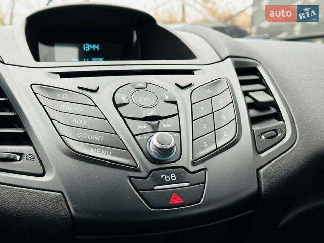 Красный Форд Фиеста, объемом двигателя 1 л и пробегом 56 тыс. км за 8800 $, фото 30 на Automoto.ua