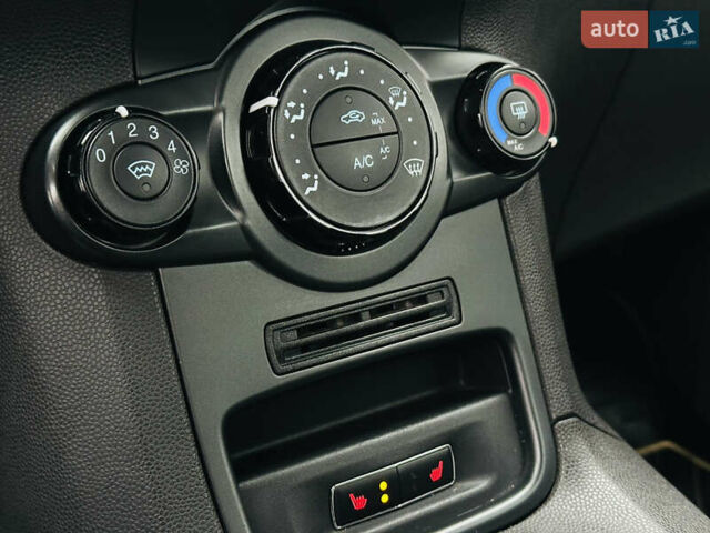 Красный Форд Фиеста, объемом двигателя 1 л и пробегом 56 тыс. км за 8800 $, фото 31 на Automoto.ua