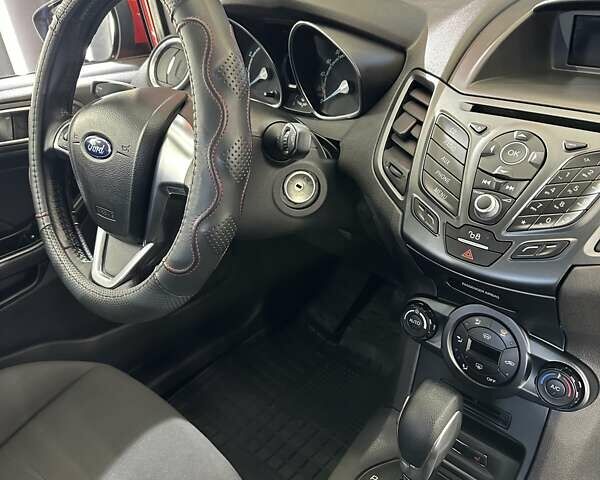 Красный Форд Фиеста, объемом двигателя 1 л и пробегом 65 тыс. км за 9400 $, фото 4 на Automoto.ua