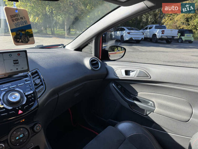 Червоний Форд Фієста, об'ємом двигуна 1.6 л та пробігом 110 тис. км за 9500 $, фото 16 на Automoto.ua