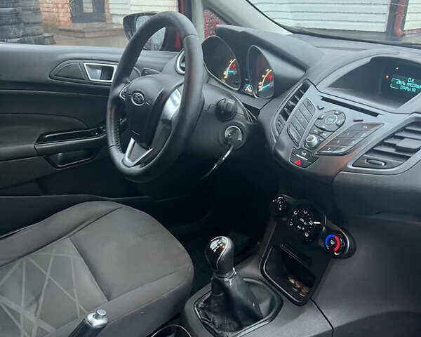 Красный Форд Фиеста, объемом двигателя 1.24 л и пробегом 200 тыс. км за 3500 $, фото 7 на Automoto.ua