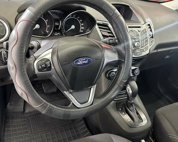 Красный Форд Фиеста, объемом двигателя 1 л и пробегом 65 тыс. км за 9400 $, фото 6 на Automoto.ua