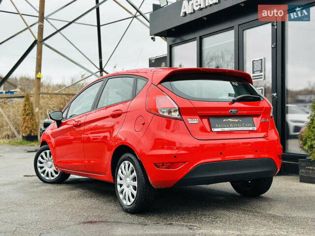 Красный Форд Фиеста, объемом двигателя 1 л и пробегом 56 тыс. км за 8800 $, фото 3 на Automoto.ua
