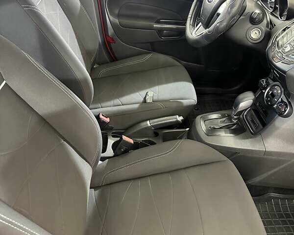 Красный Форд Фиеста, объемом двигателя 1 л и пробегом 65 тыс. км за 9400 $, фото 12 на Automoto.ua