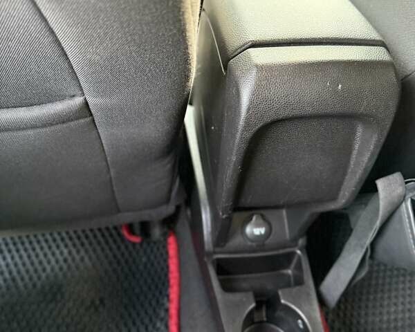 Красный Форд Фиеста, объемом двигателя 1.6 л и пробегом 238 тыс. км за 7700 $, фото 19 на Automoto.ua