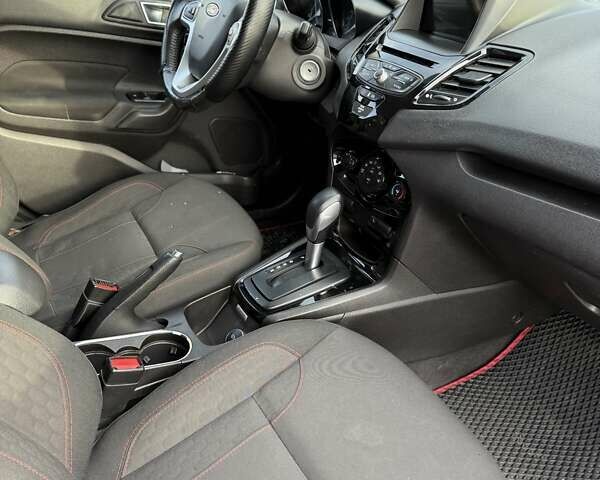 Красный Форд Фиеста, объемом двигателя 1.6 л и пробегом 238 тыс. км за 7700 $, фото 12 на Automoto.ua