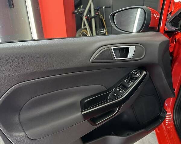 Красный Форд Фиеста, объемом двигателя 1 л и пробегом 65 тыс. км за 9400 $, фото 2 на Automoto.ua