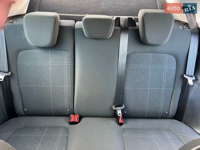 Форд Фиеста 2017 в Тернополе на Automoto.ua Красный Форд Фиеста, объемом двигателя 1 л и пробегом 113 тыс. км за 10300 $, фото 7 на Automoto.ua