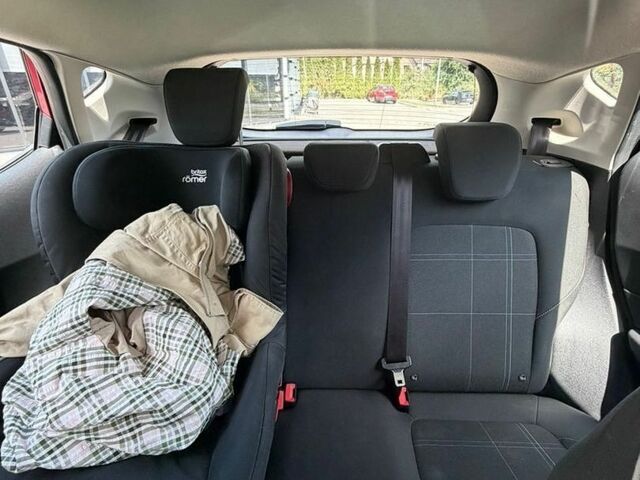 Красный Форд Фиеста, объемом двигателя 1 л и пробегом 87 тыс. км за 8800 $, фото 14 на Automoto.ua