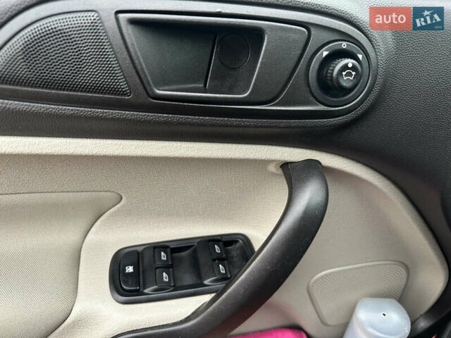 Красный Форд Фиеста, объемом двигателя 1.6 л и пробегом 189 тыс. км за 8999 $, фото 14 на Automoto.ua