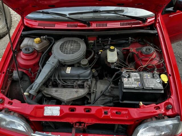 Красный Форд Фиеста, объемом двигателя 1.1 л и пробегом 3 тыс. км за 1350 $, фото 5 на Automoto.ua