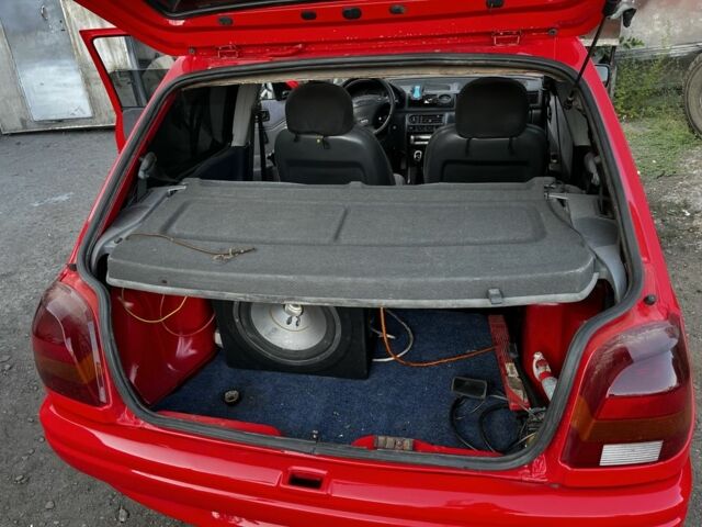 Красный Форд Фиеста, объемом двигателя 1.1 л и пробегом 3 тыс. км за 1350 $, фото 6 на Automoto.ua