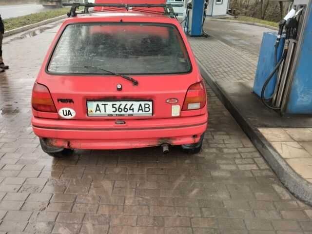 Красный Форд Фиеста, объемом двигателя 1 л и пробегом 244 тыс. км за 300 $, фото 2 на Automoto.ua