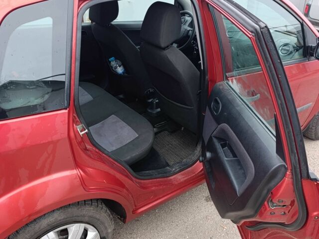 Червоний Форд Фієста, об'ємом двигуна 1.4 л та пробігом 180 тис. км за 4200 $, фото 10 на Automoto.ua