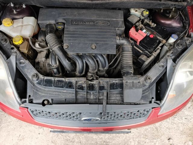 Червоний Форд Фієста, об'ємом двигуна 1.4 л та пробігом 180 тис. км за 4200 $, фото 15 на Automoto.ua