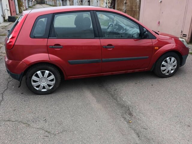 Червоний Форд Фієста, об'ємом двигуна 1.4 л та пробігом 180 тис. км за 4200 $, фото 5 на Automoto.ua