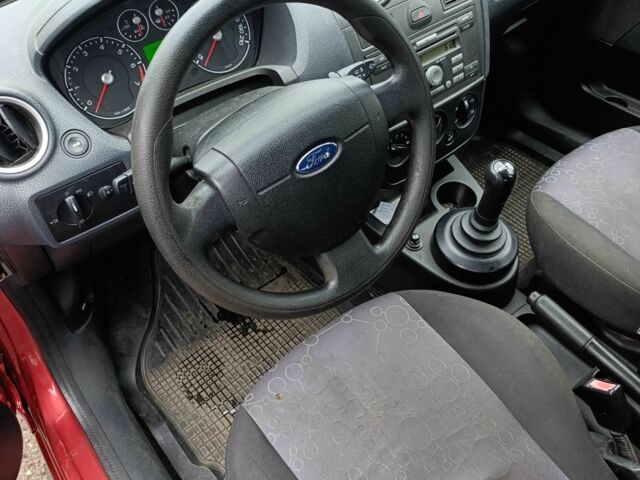 Червоний Форд Фієста, об'ємом двигуна 1.4 л та пробігом 180 тис. км за 4200 $, фото 7 на Automoto.ua