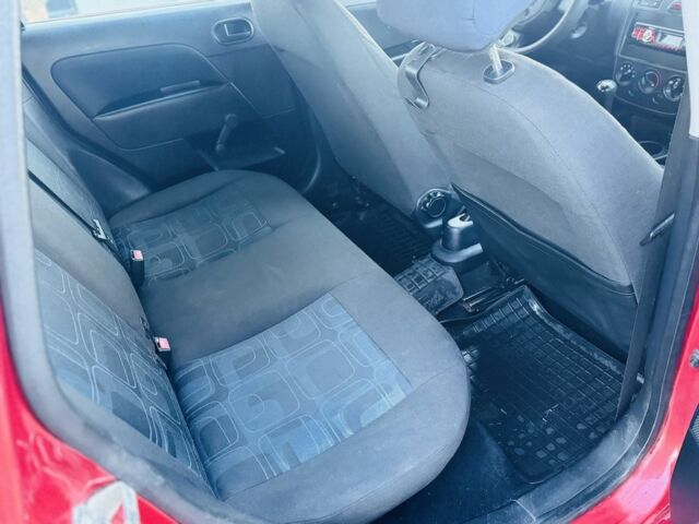 Червоний Форд Фієста, об'ємом двигуна 1.3 л та пробігом 280 тис. км за 2900 $, фото 10 на Automoto.ua