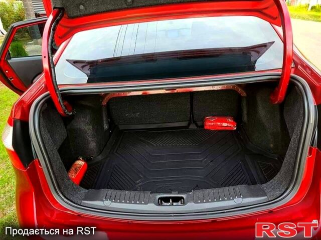 Красный Форд Фиеста, объемом двигателя 1.6 л и пробегом 180 тыс. км за 7500 $, фото 5 на Automoto.ua