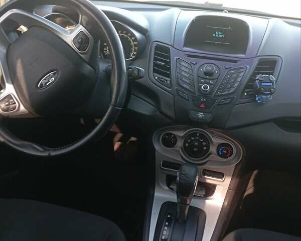 Красный Форд Фиеста, объемом двигателя 1.6 л и пробегом 181 тыс. км за 4999 $, фото 6 на Automoto.ua