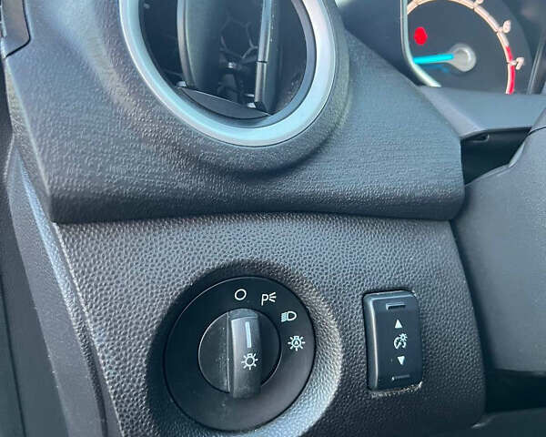 Красный Форд Фиеста, объемом двигателя 1.6 л и пробегом 251 тыс. км за 6500 $, фото 27 на Automoto.ua