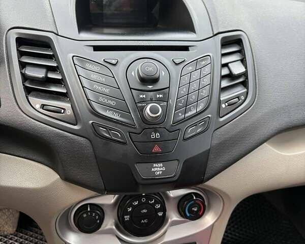 Красный Форд Фиеста, объемом двигателя 1.6 л и пробегом 220 тыс. км за 7200 $, фото 5 на Automoto.ua