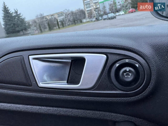 Красный Форд Фиеста, объемом двигателя 1.6 л и пробегом 150 тыс. км за 6599 $, фото 57 на Automoto.ua