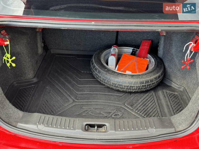 Червоний Форд Фієста, об'ємом двигуна 1.6 л та пробігом 229 тис. км за 6400 $, фото 8 на Automoto.ua