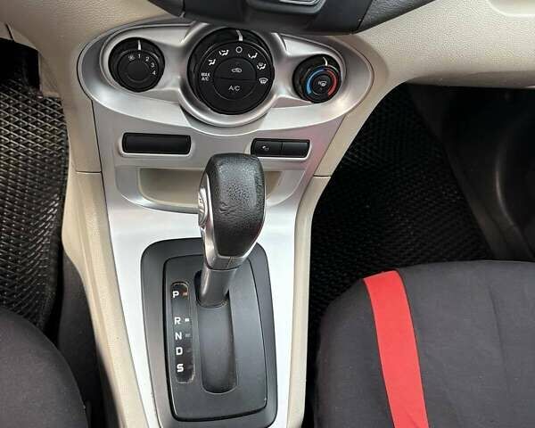 Красный Форд Фиеста, объемом двигателя 1.6 л и пробегом 220 тыс. км за 7200 $, фото 4 на Automoto.ua