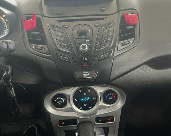 Червоний Форд Фієста, об'ємом двигуна 1.6 л та пробігом 243 тис. км за 7500 $, фото 15 на Automoto.ua