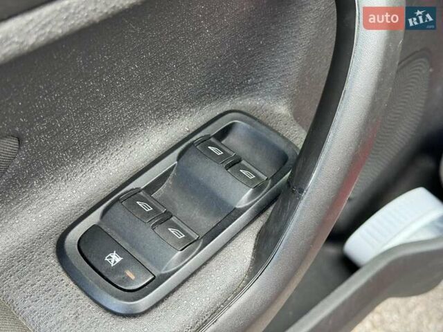 Форд Фиеста 2016 в Виннице на Automoto.ua Красный Форд Фиеста, объемом двигателя 1.6 л и пробегом 136 тыс. км за 7690 $, фото 12 на Automoto.ua