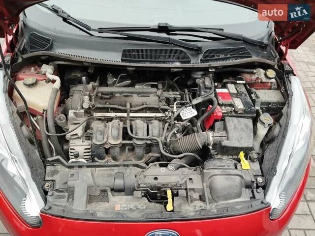 Красный Форд Фиеста, объемом двигателя 1.6 л и пробегом 92 тыс. км за 9100 $, фото 5 на Automoto.ua