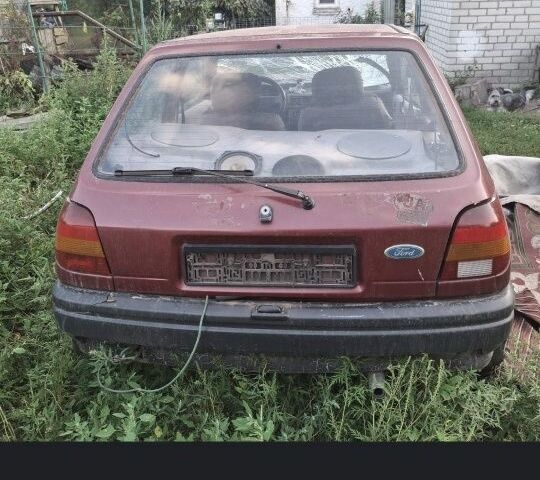 Красный Форд Фиеста, объемом двигателя 1 л и пробегом 200 тыс. км за 550 $, фото 1 на Automoto.ua