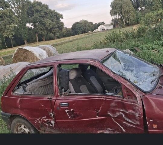 Красный Форд Фиеста, объемом двигателя 1 л и пробегом 200 тыс. км за 550 $, фото 2 на Automoto.ua