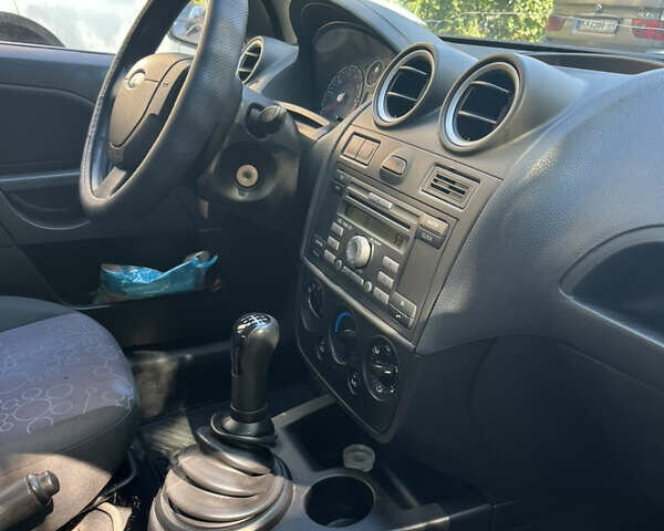 Форд Фиеста, объемом двигателя 1.3 л и пробегом 218 тыс. км за 2699 $, фото 5 на Automoto.ua