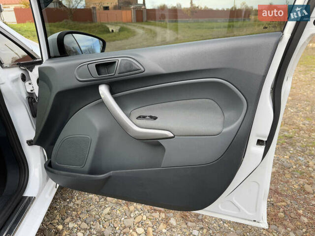 Форд Фиеста, объемом двигателя 1.4 л и пробегом 208 тыс. км за 7100 $, фото 18 на Automoto.ua