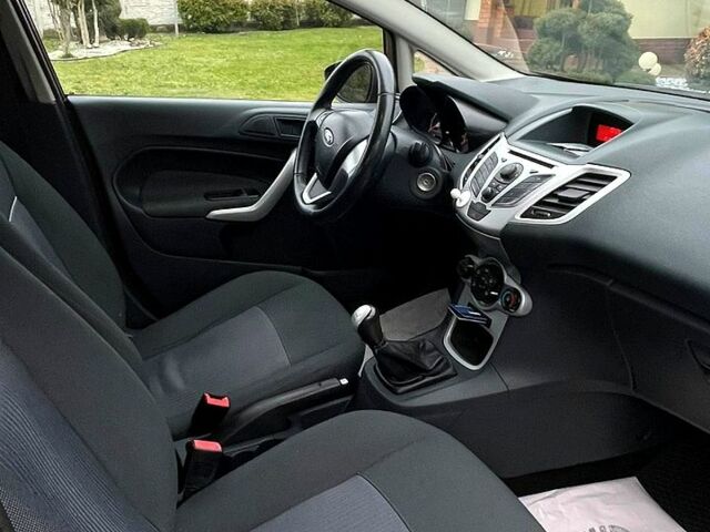 Форд Фиеста, объемом двигателя 1.2 л и пробегом 177 тыс. км за 6000 $, фото 2 на Automoto.ua